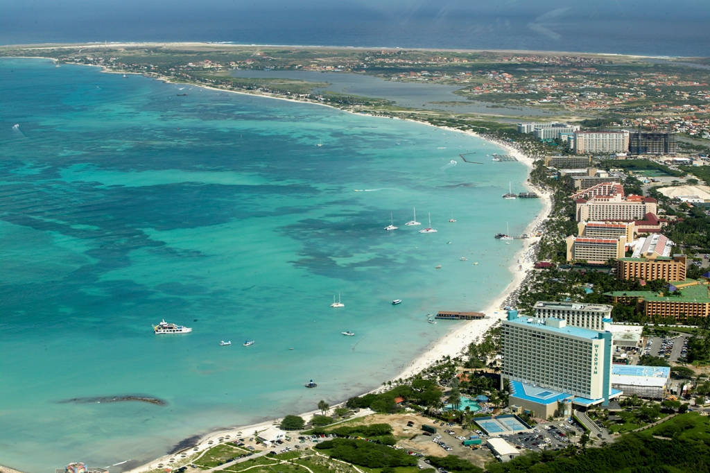 Vista aérea da área hoteleira de Palm Beach, Aruba
