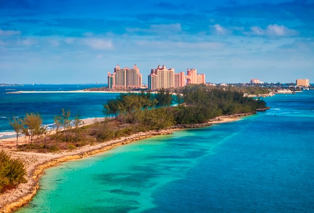 Vista da parte oeste de <a href="https://viajeaqui.abril.com.br/estabelecimentos/bahamas-nassau-hospedagem-atlantis-paradise-island" rel="Paradise Island" target="_blank">Paradise Island</a>, um dos resorts mais imponentes da cidade de <a href="https://viajeaqui.abril.com.br/cidades/bahamas-nassau" rel="Nassau" target="_blank">Nassau</a>, nas <a href="https://viajeaqui.abril.com.br/paises/bahamas" rel="Bahamas" target="_blank">Bahamas</a>