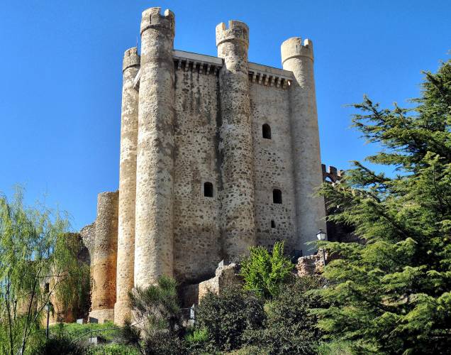O Castelo de Coyanza fica em Valencia de Don Juan mas pode ser conhecido a partir de León O Castelo de Coyanza fica em Valencia de Don Juan mas pode ser conhecido a partir de León