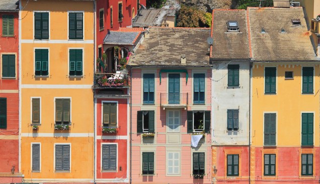 As casas com fachadas de cores vibrantes são garantia de belas fotos