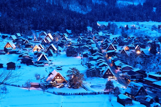 Por séculos as vilas de casas no estilo Gasshô estiveram isoladas do resto do Japão durante o inverno. Hoje, caminhões e tratores limpam a neve das estradas regularmente