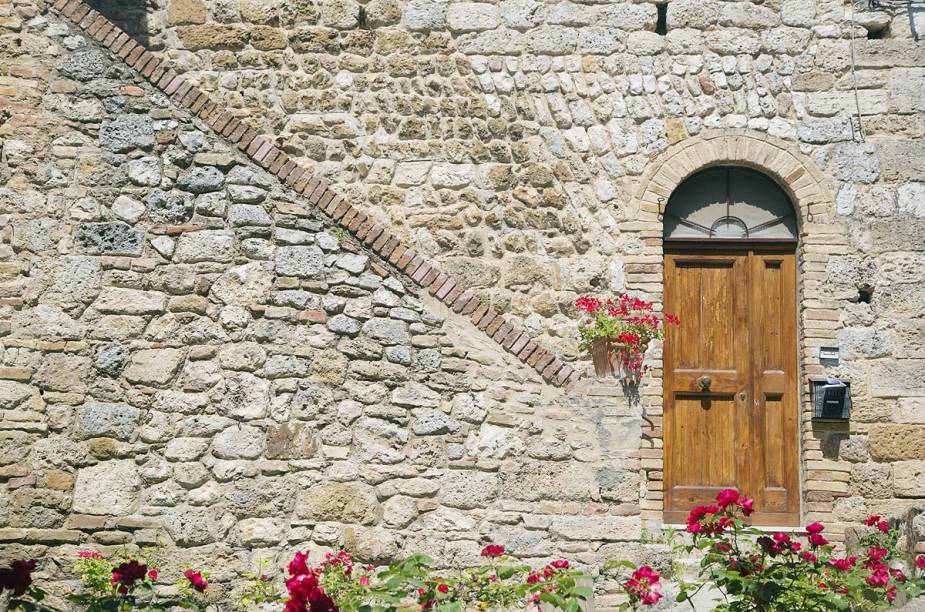 Na primavera e no verão, as fachadas e muralhas medievais de Volterra enchem-se de flores