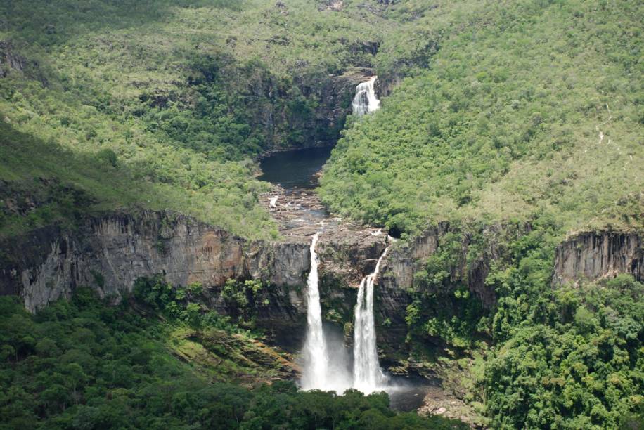 Uma trilha de cerca de 10 quilômetros (ida e volta) levao às cacheorias do Salto do Rio Preto, 1 e 2 - sem local para nadar, mas com belo mirante