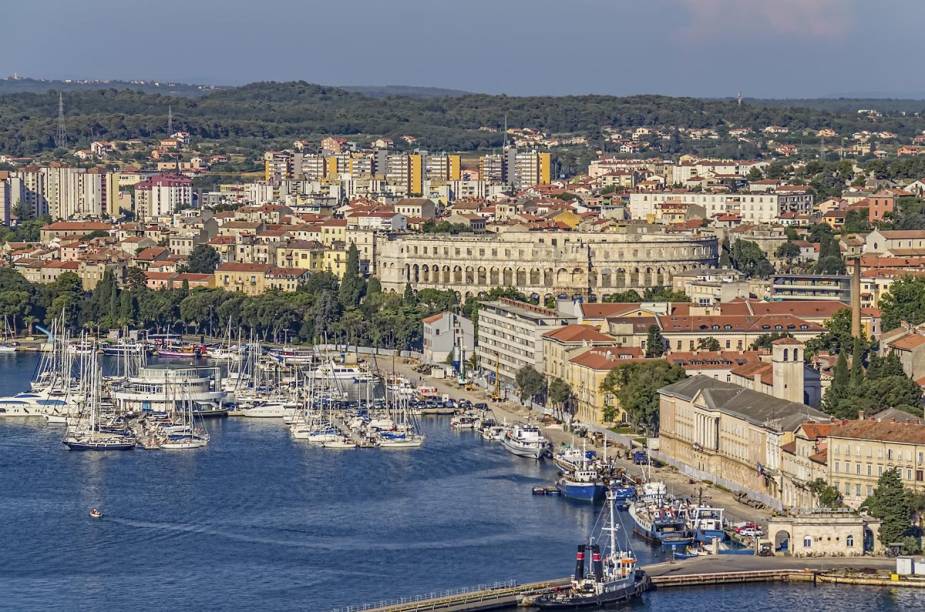 A cidade de Pula já foi alvo de várias civilizações por causa de seu porto agitado