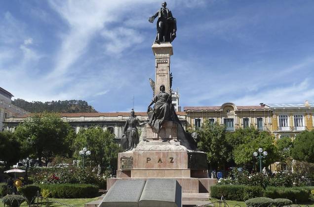 É na Plaza Murillo que estão os principais prédios públicos da capital da Bolívia, como a Catedral e o Palácio Presidencial. Na foto, a estátua do presidente Gualberto Villarroel. Em 1946, em uma revolta popular, ele foi retirado do palácio à força e enforcado em um poste na praça É na Plaza Murillo que estão os principais prédios públicos da capital da Bolívia, como a Catedral e o Palácio Presidencial. Na foto, a estátua do presidente Gualberto Villarroel. Em 1946, em uma revolta popular, ele foi retirado do palácio à força e enforcado em um poste na praça