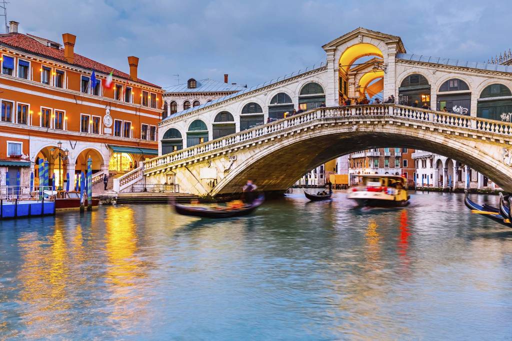 Ponte Rialto, em Veneza, Itália