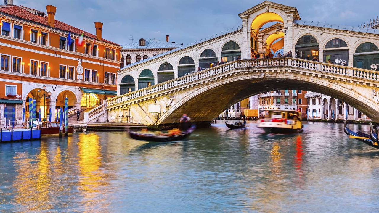 Ponte Rialto, em Veneza, Itália
