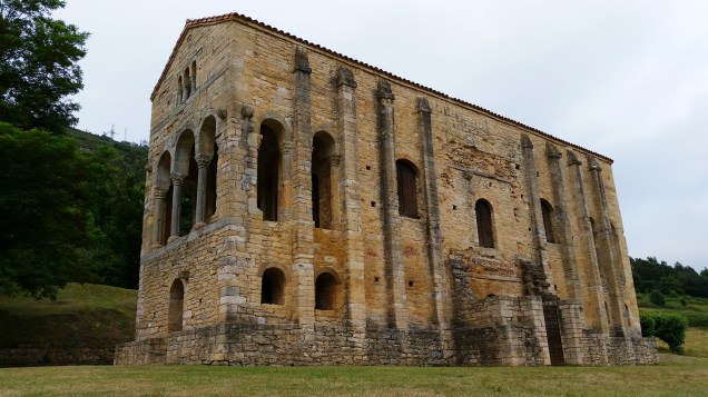 A Igreja de Santa María del Naranco fica a três quilômetros de Oviedo