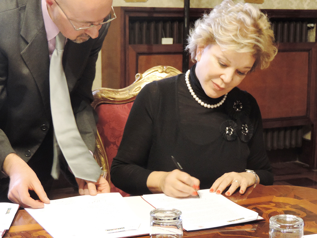 Ministra participa de assinatura de termo cooperação com a universidade de Bolonha