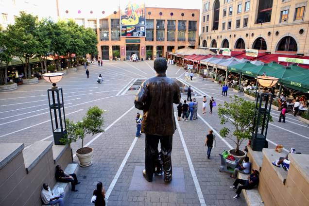 Uma enorme estátua do ex-presidente Nelson Mandela está fincada na praça que leva seu nome, na elegante área de Sandton City Mall