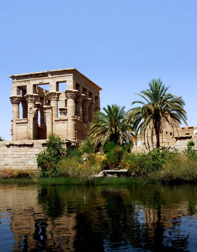Quiosque de Trajano, dentro do conjunto de templos da Ilha Philae, próxima a Aswan Quiosque de Trajano, dentro do conjunto de templos da Ilha Philae, próxima a Aswan