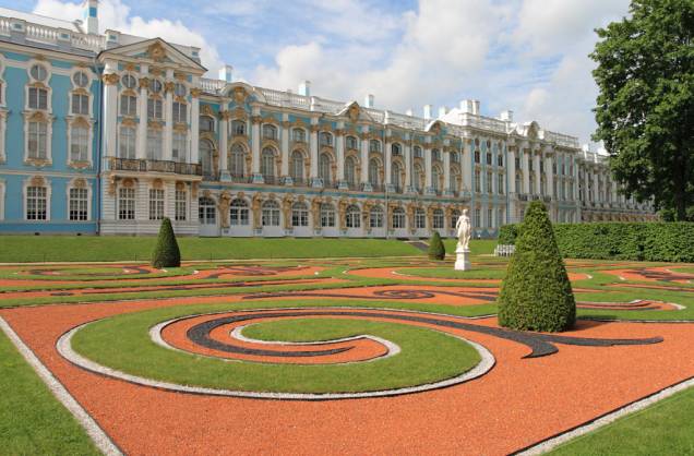 Belos jardins cercam o Palácio de Catarina. Mais de 100 quilos de ouro foram usados na fachada em estilo rococó