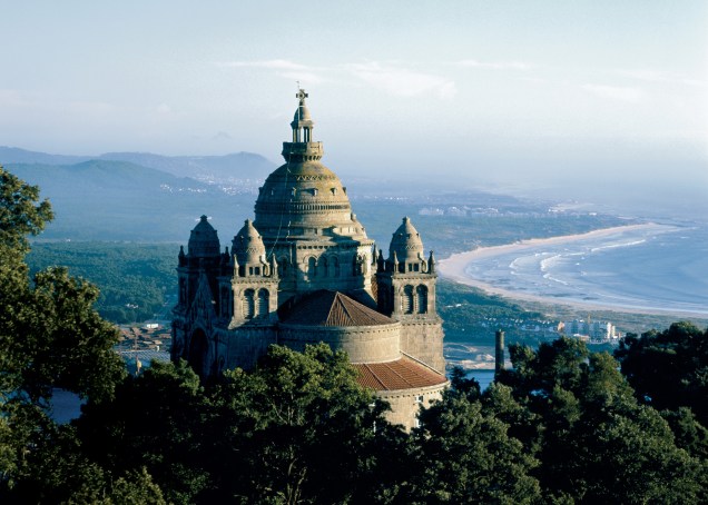 Uma escadaria conduz ao Santuário de Santa Luzia, em Viana do Castelo. Do alto se tem uma bela vista do Vale do Lima e da orla marítima