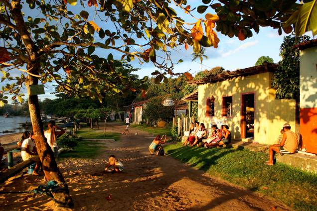 Como meio de preservar o local, as ruas de Caraíva não têm iluminação pública e não são asfaltadas. Quando anoitece, a lanterna torna-se indispensável Como meio de preservar o local, as ruas de Caraíva não têm iluminação pública e não são asfaltadas. Quando anoitece, a lanterna torna-se indispensável