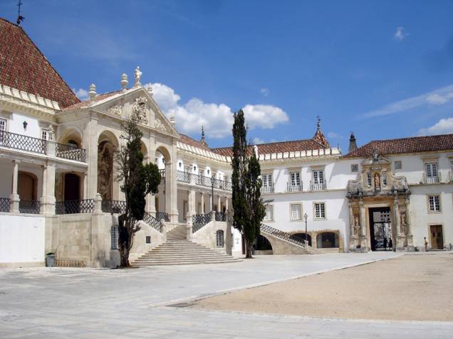 A Universidade de Coimbra, fundada em 1290, é a mais antiga de Portugal. A Porta Férrea, com imagens dos reis portugueses, dá entrada para a famosa Faculdade de Direito A Universidade de Coimbra, fundada em 1290, é a mais antiga de Portugal. A Porta Férrea, com imagens dos reis portugueses, dá entrada para a famosa Faculdade de Direito