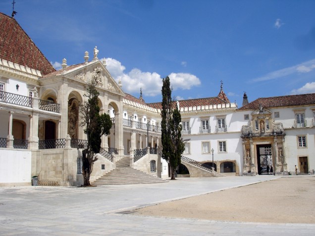 A Universidade de Coimbra, fundada em 1290, é a mais antiga de Portugal. A Porta Férrea, com imagens dos reis portugueses, dá entrada para a famosa Faculdade de Direito