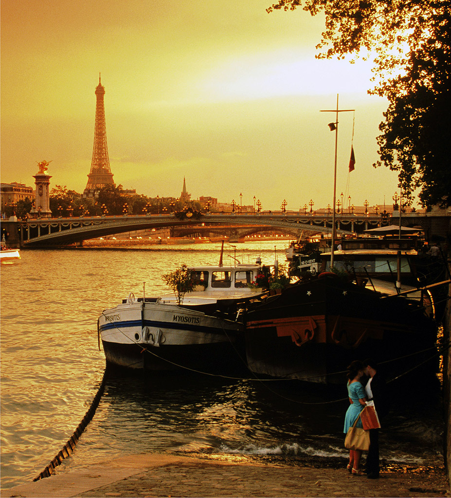 Rio Sena, ponte Alexandre III e Torre Eiffel em Paris, França