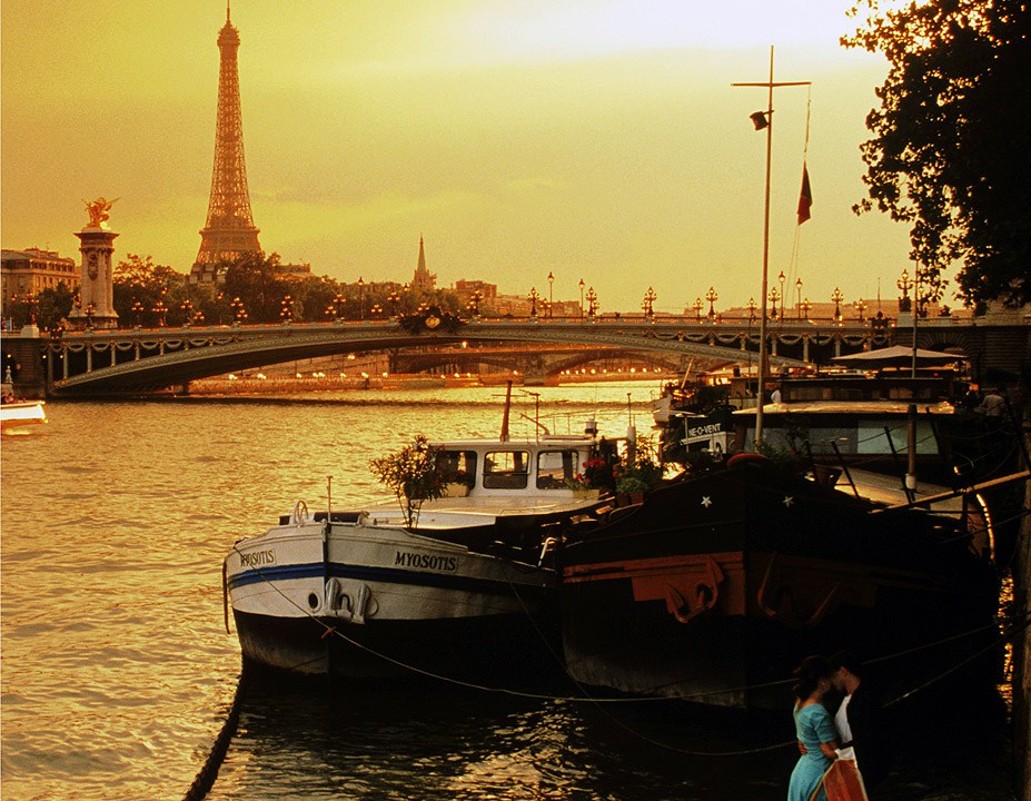 Rio Sena, ponte Alexandre III e Torre Eiffel em Paris, França
