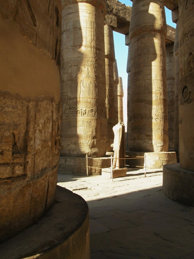 Sala hipostila no complexo de templos de Karnak, Egito