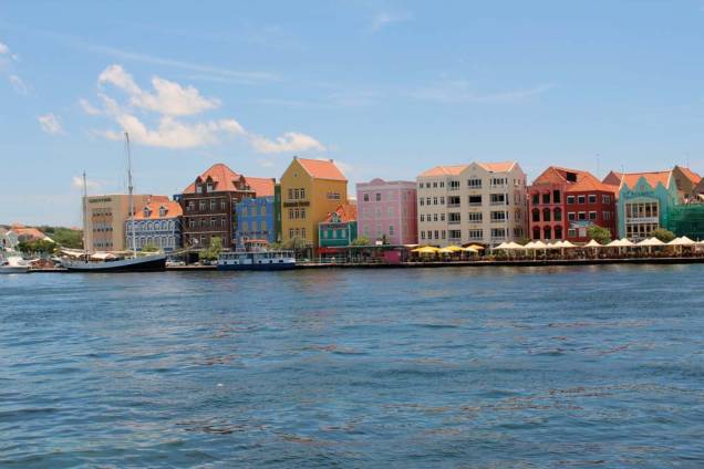 Os casarões coloridos e baixos da capital Willemstad são herança da época colonial holandesa