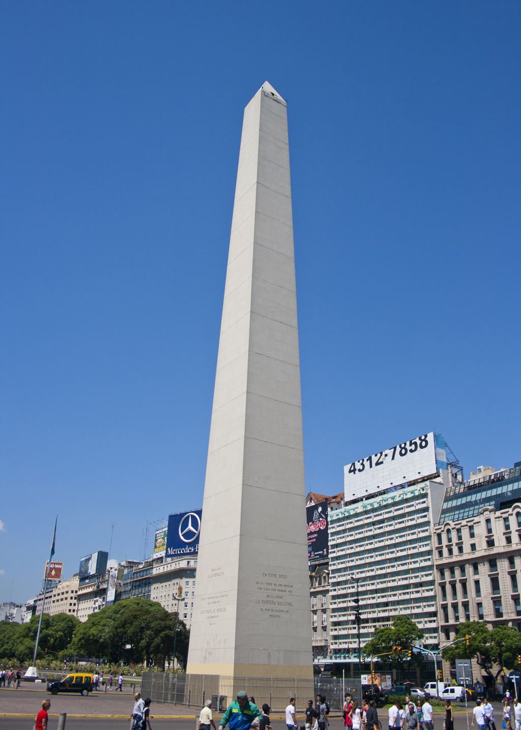 Com 67 metros de altura, o Obelisco foi construído em 1936 para celebrar o quarto centenário da fundação da cidade
