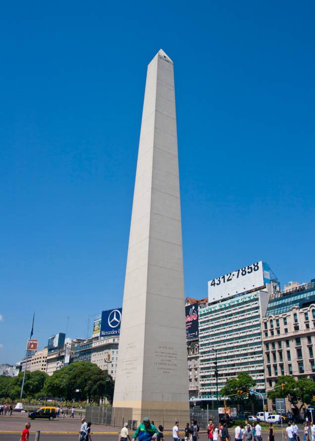 Com 67 metros de altura, o Obelisco foi construído em 1936 para celebrar o quarto centenário da fundação da cidade. O marco foi colocado no lugar em que pela primeira vez uma bandeira argentina foi erguida
