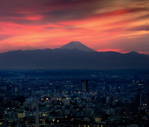 Crepúsculo em Tóquio, com o cume do Monte Fuji ao longe