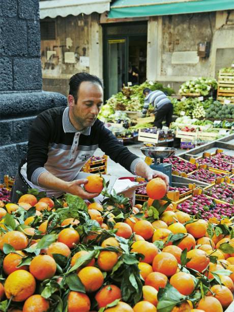 Laranja madura na banca do mercado público da Catânia