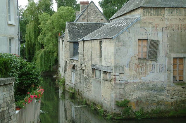 Casinhas típicas de Bayeux, rodeadas por um canal
