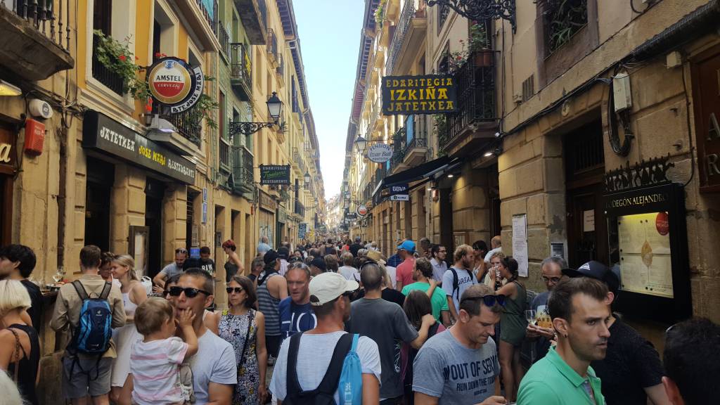 Verão em San Sebastián: o centro antigo, onde se concentram os bares de pintxos, a todo vapor