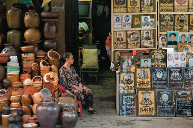 Cerâmicas e lápides à venda nas lojinhas do Centro de Hanói, Vietnã