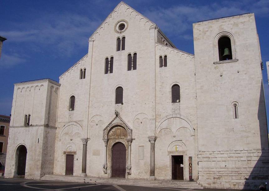 Fundada em 1087, a Basilica di San Nicola guarda relíquias de São Nicolau