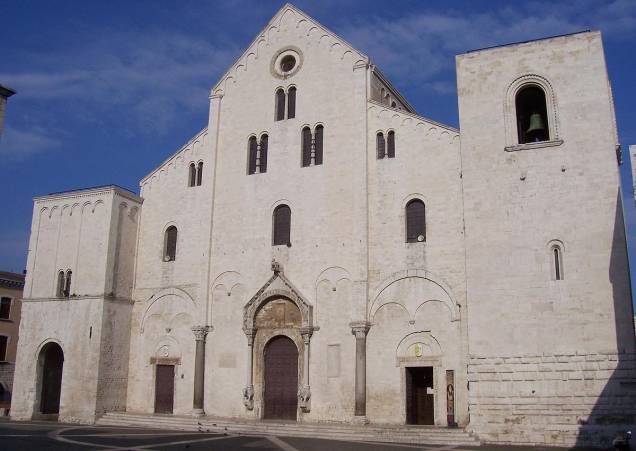 Fundada em 1087, a Basilica di San Nicola guarda relíquias de São Nicolau