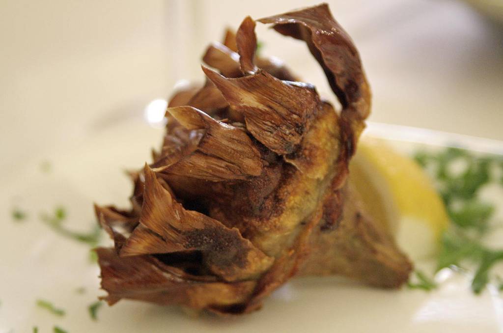 Carciofo alla giudia, alcachofra italiana prato típico de Roma