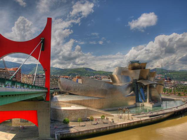O Museu Guggenheim Bilbao é o principal símbolo da cidade