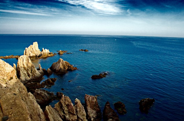A elevação do Cabo de Gata é uma das mais belas paisagens da Almería. À beira do Mar Mediterrâneo, o farol dá as boas vindas ao turista e torna a visão convidativa para fotos