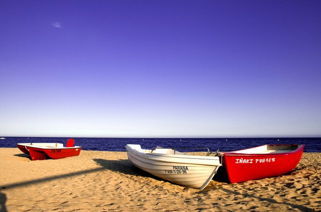 Na região do belo Nijar Natural Park, a Praia de Água Amarga é cercada por rochas, um trecho de areia e a visão do mar azul do Mediterrâneo