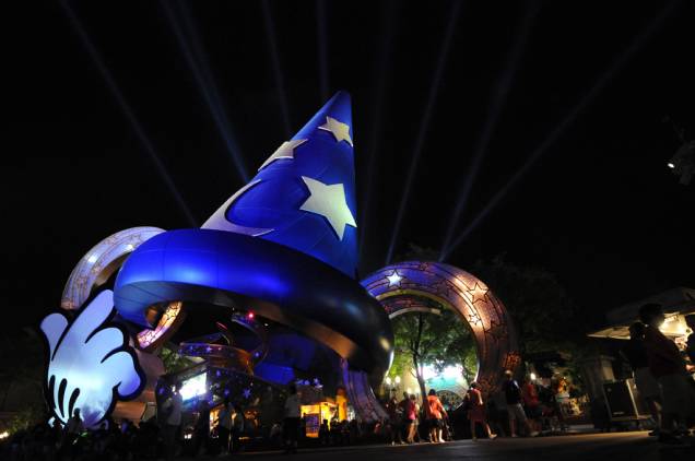 Chapéu do Mickey Mouse iluminado, símbolo do parque temático Disneys Hollywood Studios
