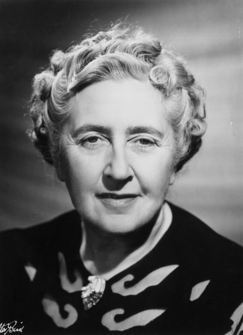 Agatha Christie, escritora de livros policiais, é considerada a Dama do Crime