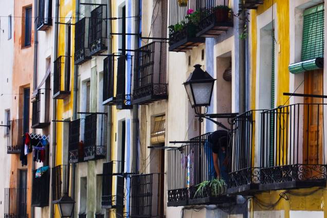 As varandas e fachadas coloridas são cenas típicas em Cuenca As varandas e fachadas coloridas são cenas típicas em Cuenca