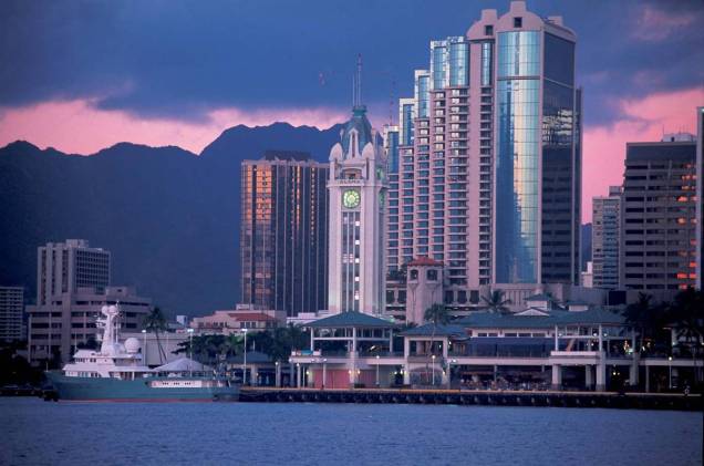 A Aloha Tower Marketplace, localizada no centro de Honolulu, oferece uma visão incrível da cidade - principalmente no pôr do sol