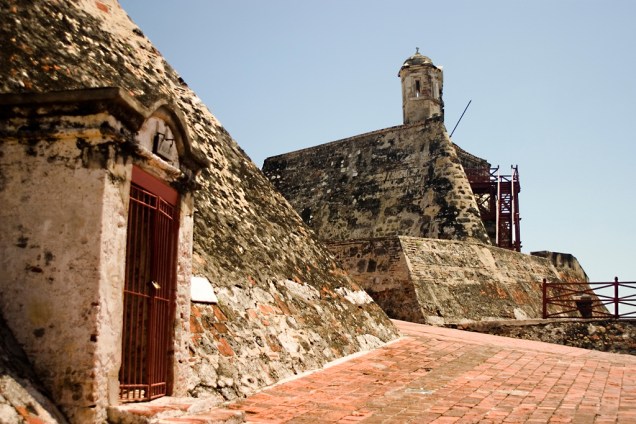 O Castelo de San Felipe é a maior fortaleza de origem espanhola em todo o continente. Sua construção começou em 1536