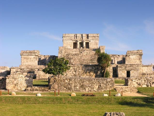 A cidade de Tulum, construída pelos maias às margens do Mar do Caribe, era protegida por grandes muros A cidade de Tulum, construída pelos maias às margens do Mar do Caribe, era protegida por grandes muros
