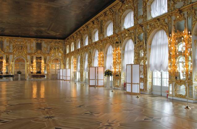 Salão de baile do Palácio de Catarina, onde ocorriam jantares e bailes de máscara da realeza russa