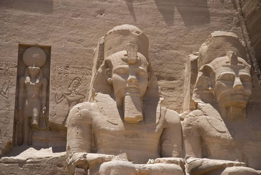 Estátuas do faraó Ramsés II, no templo maior de Abu Simbel, na Núbia egípcia Estátuas do faraó Ramsés II, no templo maior de Abu Simbel, na Núbia egípcia