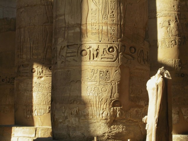 Detalhe de coluna na sala hipostila em Karnak, Egito. No passado essas colunas eram totalmente coloridas