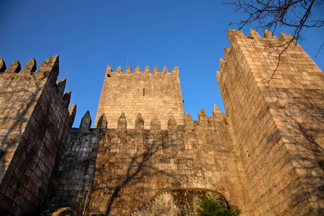 O primeiro rei de Portugal, Dom Afonso Henriques, nasceu no Castelo de Guimarães em 1110. A fortaleza abriga um museu com belas tapeçarias O primeiro rei de Portugal, Dom Afonso Henriques, nasceu no Castelo de Guimarães em 1110. A fortaleza abriga um museu com belas tapeçarias