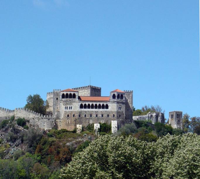 O Castelo de Leiria reúne os antigos paços reais, a Igreja de Nossa Senhora da Penha e a Torre de Menagem. Do alto, se tem uma bela vista da região