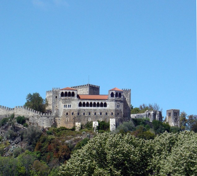 O Castelo de Leiria reúne os antigos paços reais, a Igreja de Nossa Senhora da Penha e a Torre de Menagem. Do alto, se tem uma bela vista da região