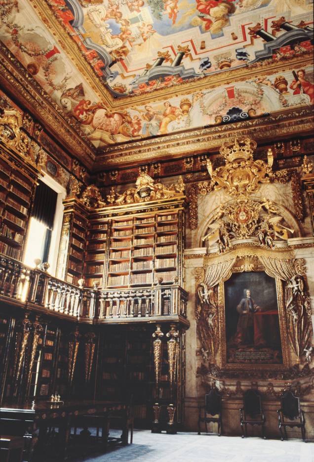 A Biblioteca Joanina, da Universidade de Coimbra, reúne mais de 250 mil obras. Revestida de ouro e madeira de jacarandá, belos afrescos decoram o teto A Biblioteca Joanina, da Universidade de Coimbra, reúne mais de 250 mil obras. Revestida de ouro e madeira de jacarandá, belos afrescos decoram o teto